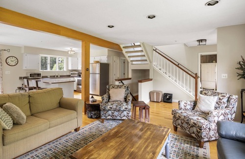 Moscow House | Contemporary Cape with private hot tub!