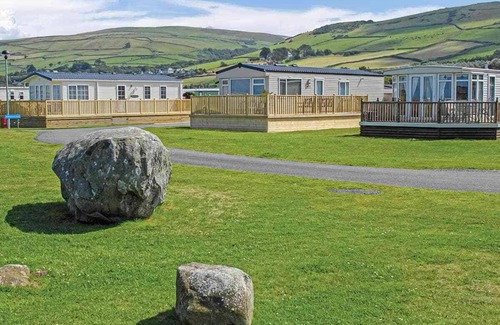 Llwyngwril House | Contemporary caravan with one double and one twin.