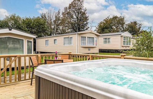 Narberth House | Contemporary caravan with one double and one twin.