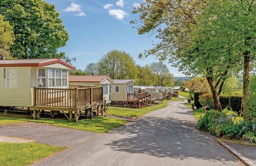 Narberth House | Contemporary caravan with one double and one twin.