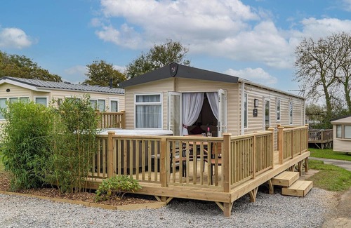 Narberth House | Contemporary caravan with one double and one twin.