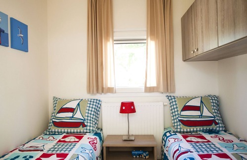 Hulshorst Ski Chalet | Contemporary chalet with dishwasher, in a holiday park on the Veluwemeer