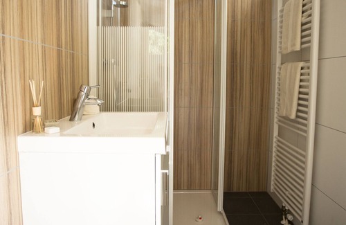 Hulshorst Ski Chalet | Contemporary chalet with dishwasher, in a holiday park on the Veluwemeer