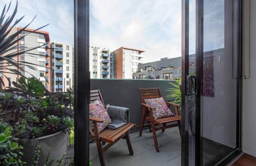 Carlton Apartment | Contemporary Comfort between Fitzroy and Carlton