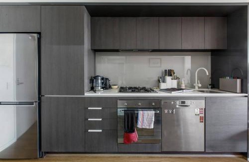 Carlton Apartment | Contemporary Comfort between Fitzroy and Carlton
