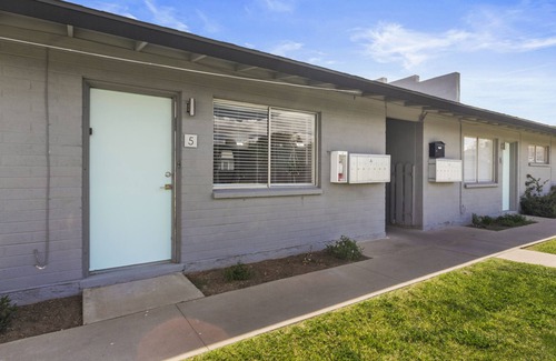 Camelback East Apartment | Contemporary Condo in Central Biltmore