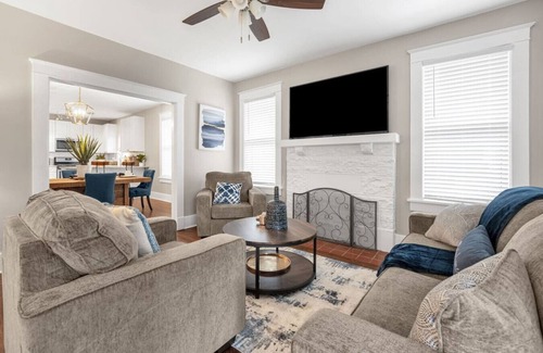 Vollintine-Evergreen House | Contemporary Cottage near zoo and Rhodes college
