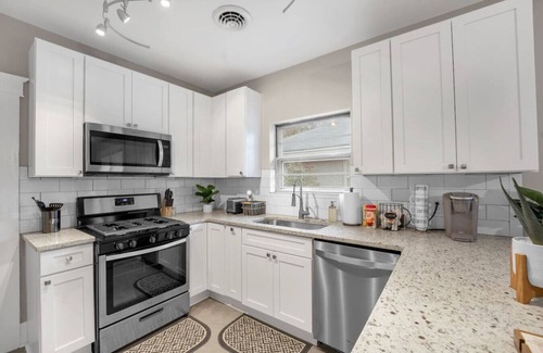 Vollintine-Evergreen House | Contemporary Cottage near zoo and Rhodes college