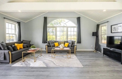 Dunnville Cottage | Contemporary, Cozy and Spacious Cottage