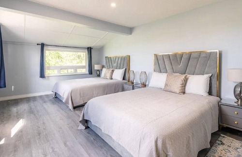 Dunnville Cottage | Contemporary, Cozy and Spacious Cottage