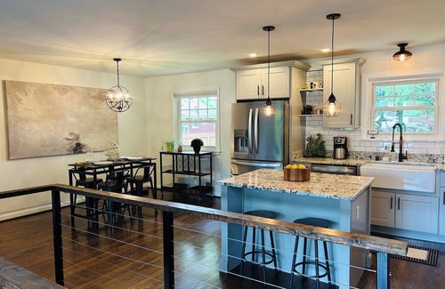 Buechel House | Contemporary Derby Rental w/Private Driveway 15 Min to the Track. Pets Welcome!