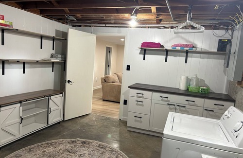 Buechel House | Contemporary Derby Rental w/Private Driveway 15 Min to the Track. Pets Welcome!