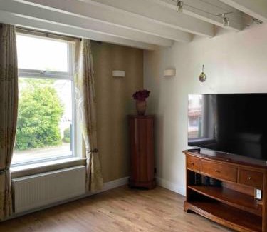 Offerton Apartment | Contemporary Duplex - Private Patio & Parking