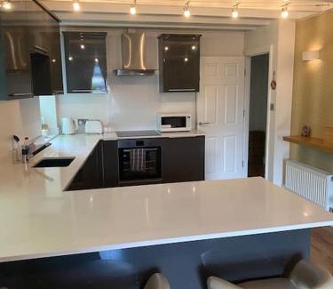 Offerton Apartment | Contemporary Duplex - Private Patio & Parking