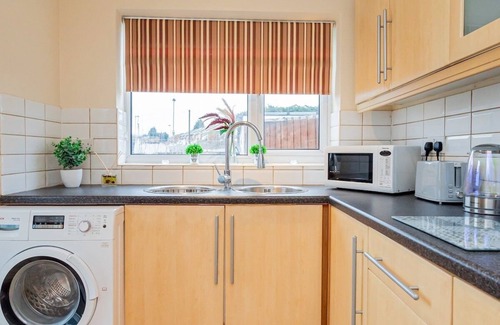 Bloxwich Apartment | Contemporary expansive apartment lower