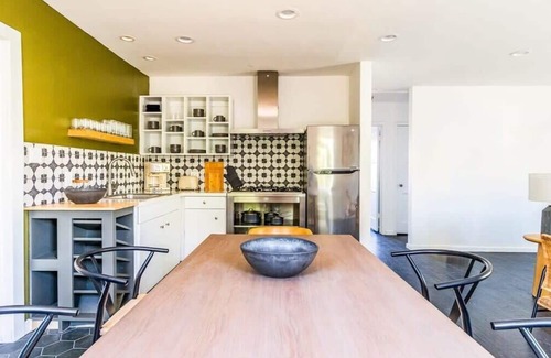 Bixby Knolls Villa | Contemporary Front House w Shared Patio