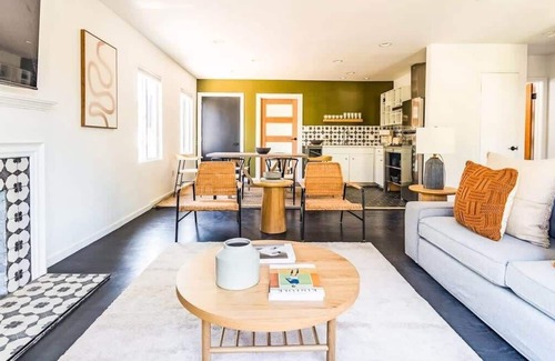 Bixby Knolls Villa | Contemporary Front House w Shared Patio