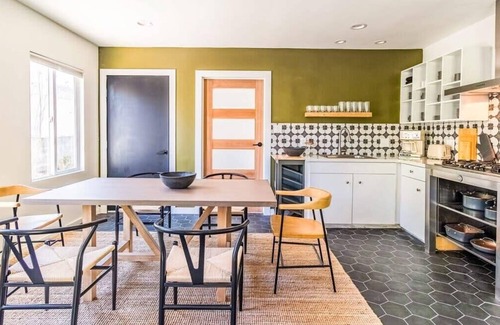 Bixby Knolls Villa | Contemporary Front House w Shared Patio