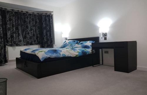 Hillingdon Apartment | Contemporary ground flr maisonette- Entire place