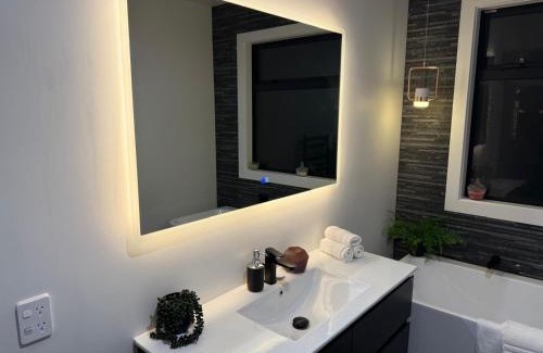 Nukuhau House | Contemporary Haven on Jarden Mile