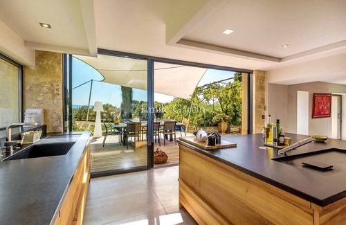 Aix-en-Provence Villa | Contemporary house in Aix-en-Provence with pool and views of the countryside.