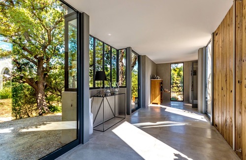 Aix-en-Provence Villa | Contemporary house in Aix-en-Provence with pool and views of the countryside.