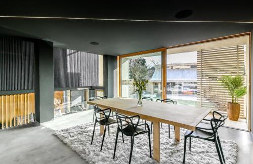 Woodstock Villa | Contemporary home in historic town