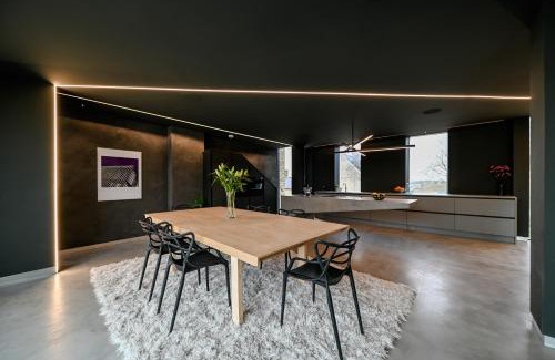 Woodstock Villa | Contemporary home in historic town