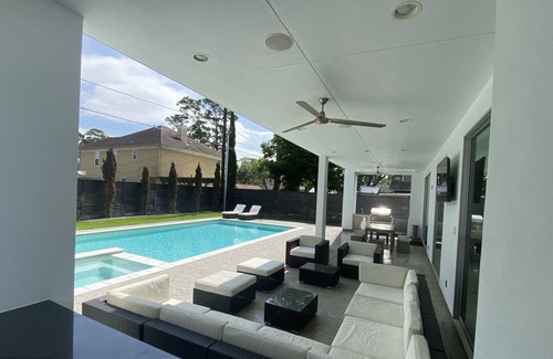 Garden Oaks House | Contemporary Home with Pool/Spa