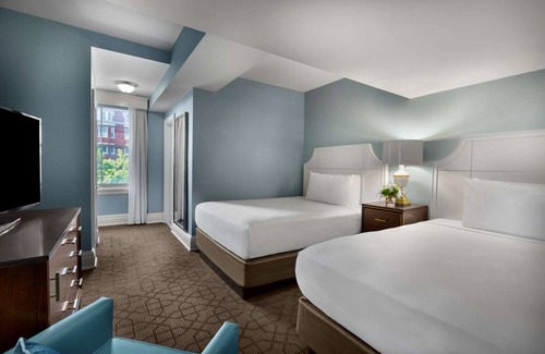 Central West End Hotel | Contemporary Hotel in Central West End district! 3 Spacious Spaces Parking, Pool