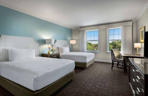 Central West End Hotel | Contemporary Hotel in Central West End district! 3 Spacious Spaces Parking, Pool