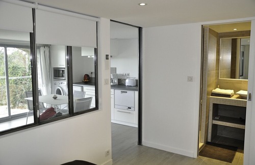 Les Vans Cottage | Contemporary house in a charming