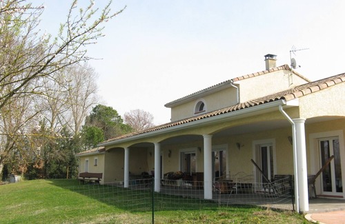 Grenade-sur-Garonne House | Contemporary house with heated swimming pool on the edge of a private lake. paradise