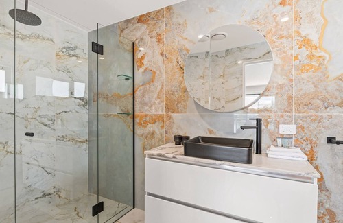 Surfers Paradise Villa | Contemporary Luxurious Home -- Ideal Holiday Home 1 in Chevron Island