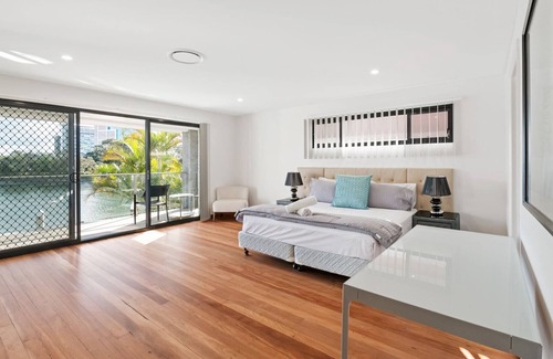 Surfers Paradise Villa | Contemporary Luxurious Home -- Ideal Holiday Home 1 in Chevron Island