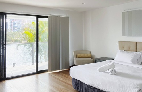 Surfers Paradise Villa | Contemporary Luxurious Home -- Ideal Holiday Home 1 in Chevron Island