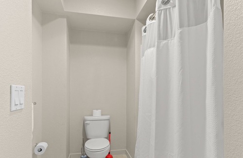 Inner Mission House | Contemporary large 1BR, in unit Washer/Dryer, FREE parking with all amenities!