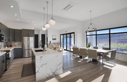 Hurricane House | Contemporary Lux ~ Private Poo&Spa Scenic Golf