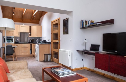 Glenmorangie Apartment | Contemporary One Bedroom Apartment Close To All Amenities In Conservation Area