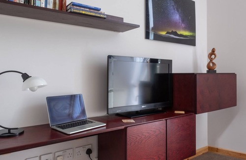 Glenmorangie Apartment | Contemporary One Bedroom Apartment Close To All Amenities In Conservation Area