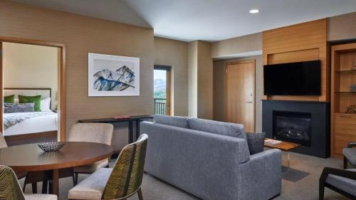 Snowmass Village Apartment | Contemporary, Oversized 1 Bedroom Luxe Ski-Inout Residence With Additional Den