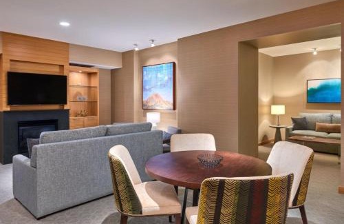 Snowmass Village Apartment | Contemporary, Oversized 1 Bedroom Luxe Ski-Inout Residence With Additional Den