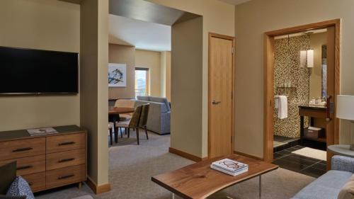 Snowmass Village Apartment | Contemporary, Oversized 1 Bedroom Luxe Ski-Inout Residence With Additional Den