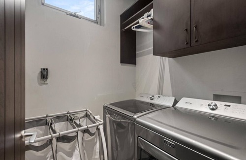 Aspen House | Contemporary Park Dale Townhome