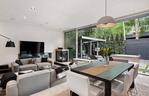 Aspen House | Contemporary Park Dale Townhome
