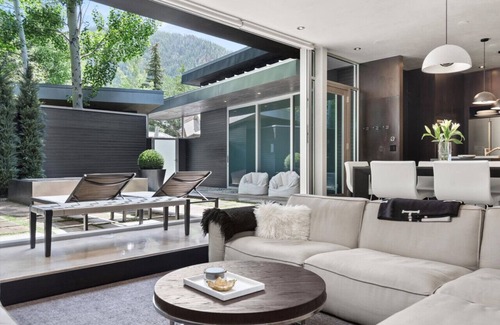 Aspen House | Contemporary Park Dale Townhome