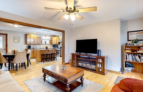 Eden House | Contemporary ranch with birch wood flooring, grill, & jetted tub - near skiing