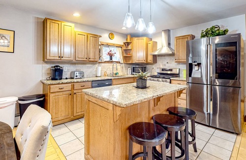 Eden House | Contemporary ranch with birch wood flooring, grill, & jetted tub - near skiing