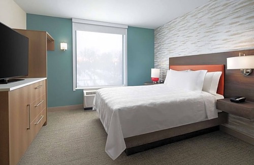 Des Moines Hotel | Contemporary Room Near Drake University and Airport – Prime Location!