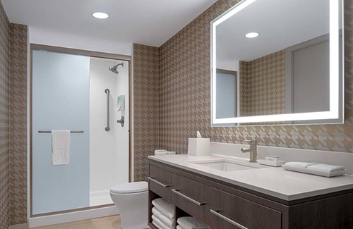 Des Moines Hotel | Contemporary Room Near Drake University and Airport – Prime Location!